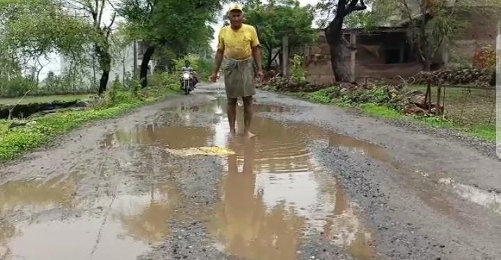 एक गांव ऐसा भी: स्कूल जाने का रास्ता है कीचड़ से लबालब बच्चे हो रहे परेशान | New India Times