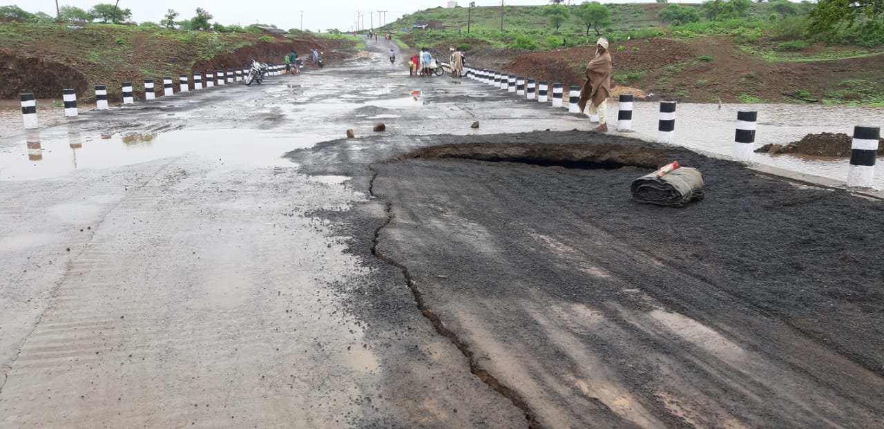 2 करोड़ की लागत से बना पुल चढ़ा भ्रष्टाचार की भेंट, पहली ही बारिश में खुली पोल, जिम्मेदार क्यों हैं मोन | New India Times