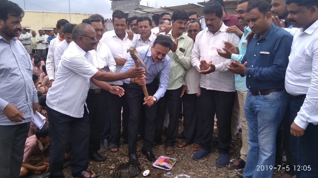 मंत्री गिरीश महाजन ने किया सडकों का भूमिपूजन | New India Times