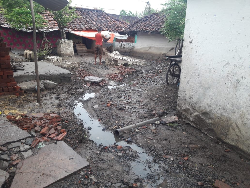 देवरी नगरपालिका के शासन प्रशासन की लापरवाही से कीचड़ से भरे हुए हैं शहर के रास्ते, नागरिक परेशान | New India Times