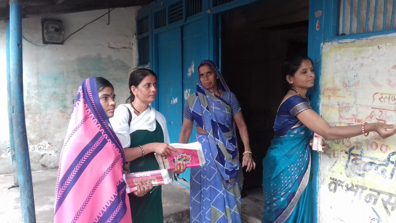 बारिश भी नहीं रोक पा रही है दस्तक कार्यकर्ताओं के कदम | New India Times