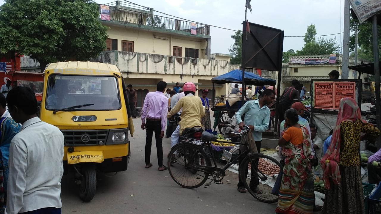 कुछ महिनाें पहले प्रशासन द्वारा चलाए गए अतिक्रमण हटाआे अभियान में भी हुई केवल रस्म अदायगी, एम्बुलेंस काे इमरजेंसी में तत्काल मरीज काे ले जाने के लिए हूटर बजाने पर भी निकलने के लिए नहीं मिलता है रास्ता | New India Times