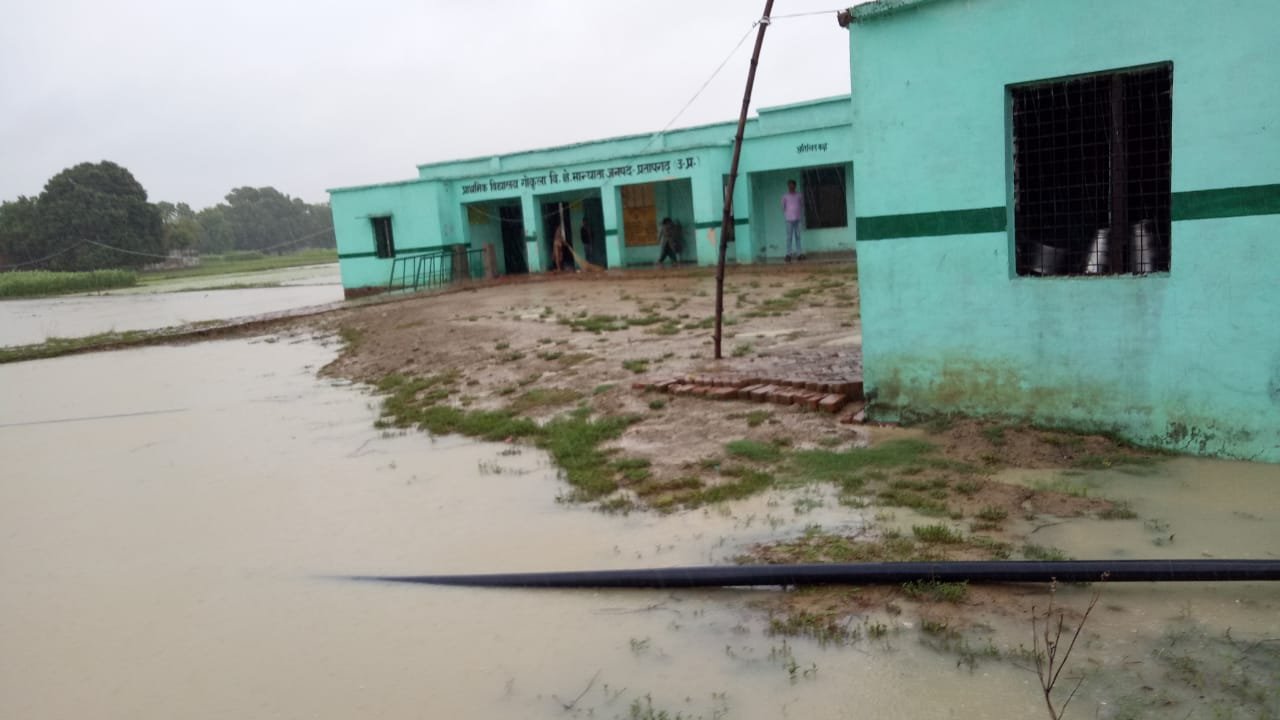 सफाई कर्मचारी होने के बावजूद में बच्चों से लगवाया जा रहा है झाडू, बाउंड्रीवाल की लाखों की रकम डकारने का आरोप | New India Times