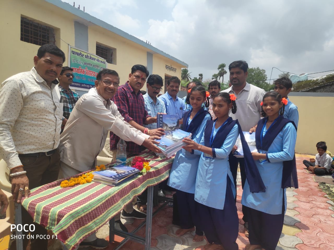 विधायक मुकेश पटेल ने 30.81 लाख रुपये की बाउंड्रीवाल का भूमिपूजन कर किया पौधारोपण | New India Times