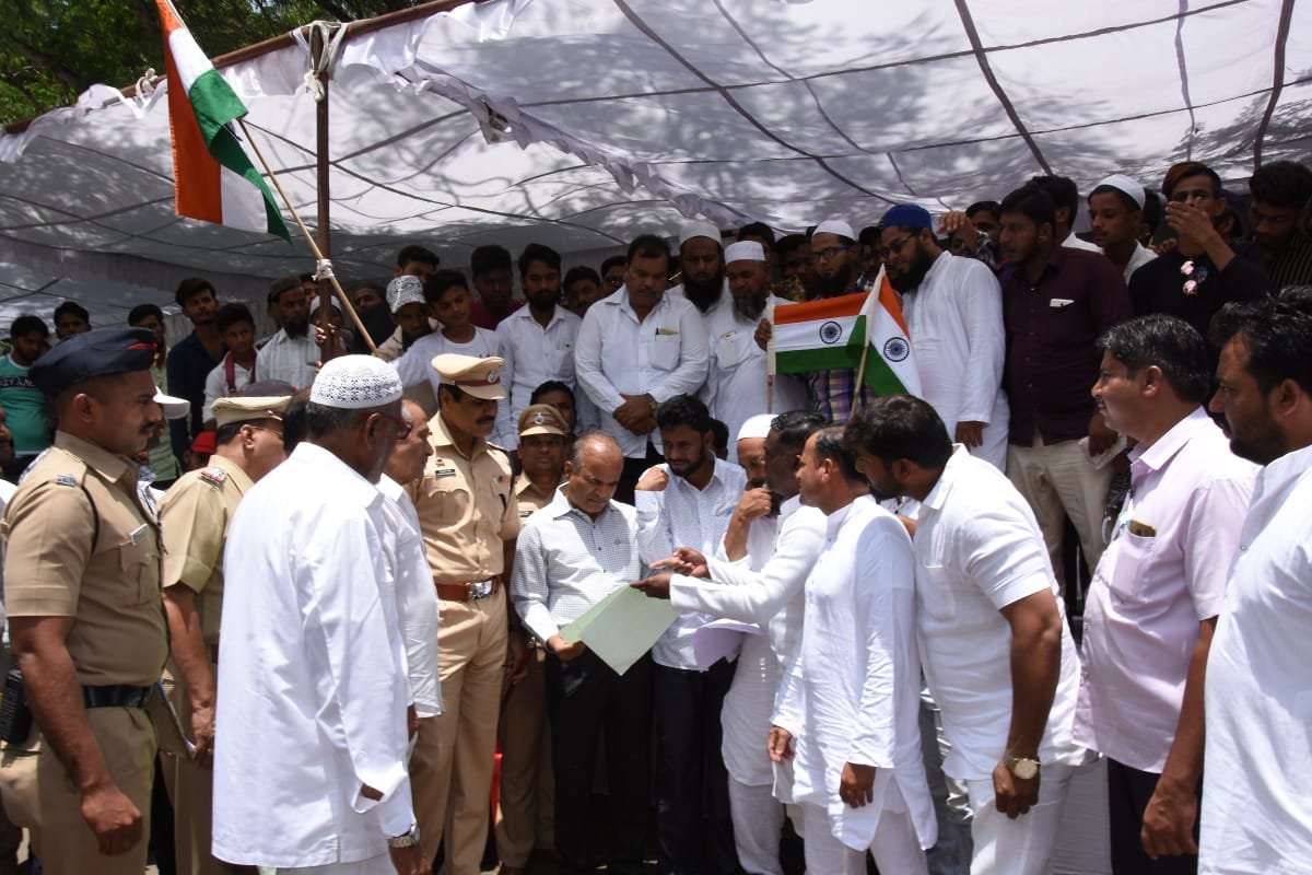 भीड़तंत्र द्वारा की जा रही माॅब लिंचिंग के खिलाफ सख्त कानून बनाने की मांग को लेकर मुस्लिम समाज ने राष्ट्रपति के नाम कलेक्टर को सौंपा ज्ञापन, कानून बनाने के लिए अनिश्चितकालीन अनशन शुरू | New India Times