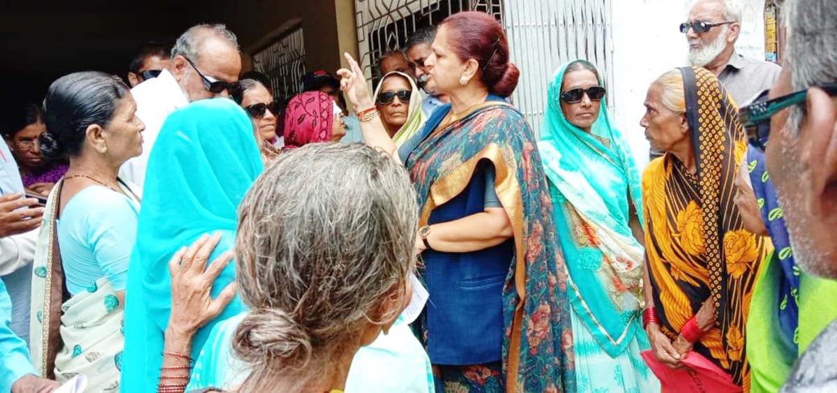 मरीजों को साथ लेकर कलेक्टर निवास पहुंची पूर्व मंत्री अर्चना चिटनिस, अब यथावत रहेगा नेत्र चिकित्सालय, काश कि शासकीय नेहरू चिकित्सालय को पूर्वानुसार चालू करने के लिए भी क़दम उठातीं पूर्व मंत्री अर्चना चिटनिस | New India Times