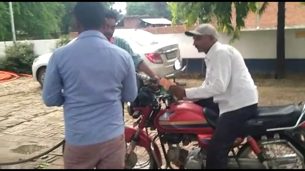 बाराबंकी जिले में नो हेलमेट नो पेट्रोल के नियमों को ताख पर रखकर धड़ल्ले से दिया जा रहा है पेट्रोल | New India Times
