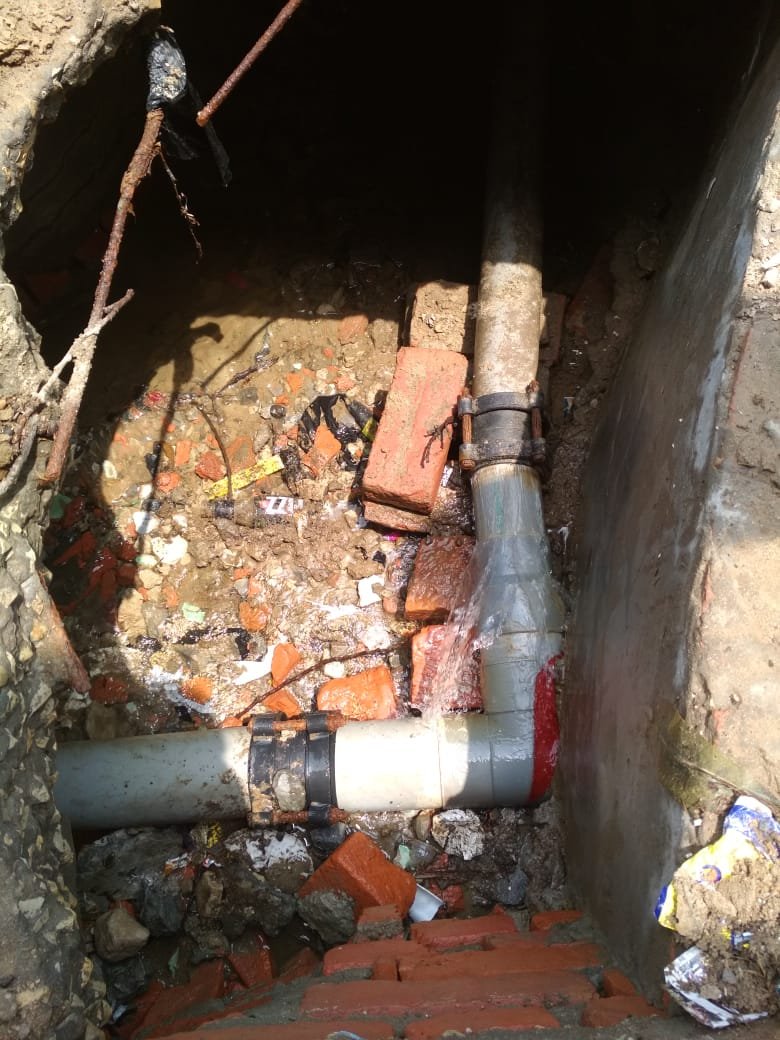 पूर्व नगर पालिका अध्यक्ष के समय गंदे नाले की पुलिया के बीच दौड़ाई गयी जल निगम की पानी पाइप लाइन | New India Times