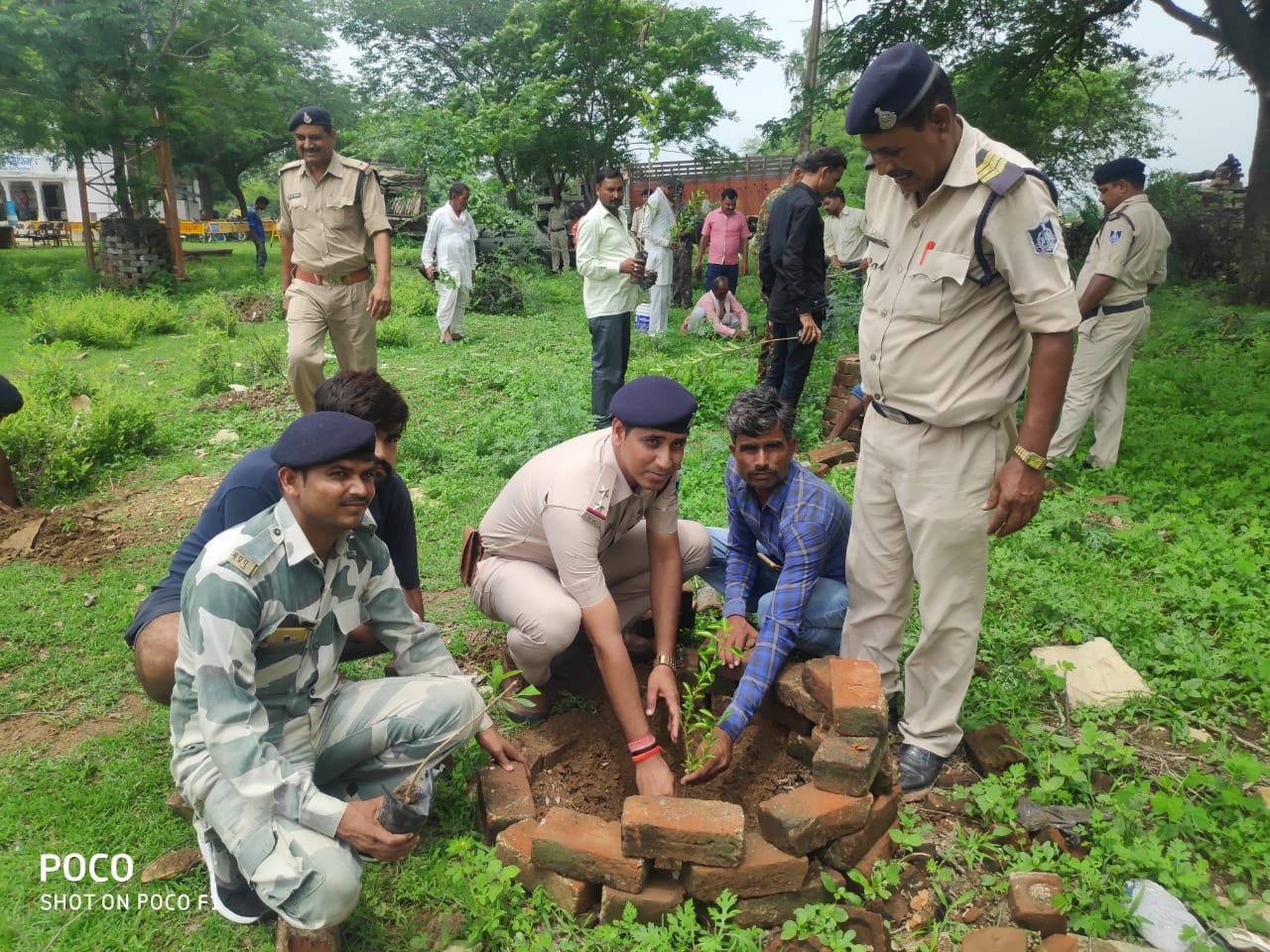 मोहना थाना परिसर में अनुविभागीय अधिकारी पुलिस के नेतृत्व में पुलिस कर्मियों व अन्य लोगों ने किया वृक्षारोपण | New India Times