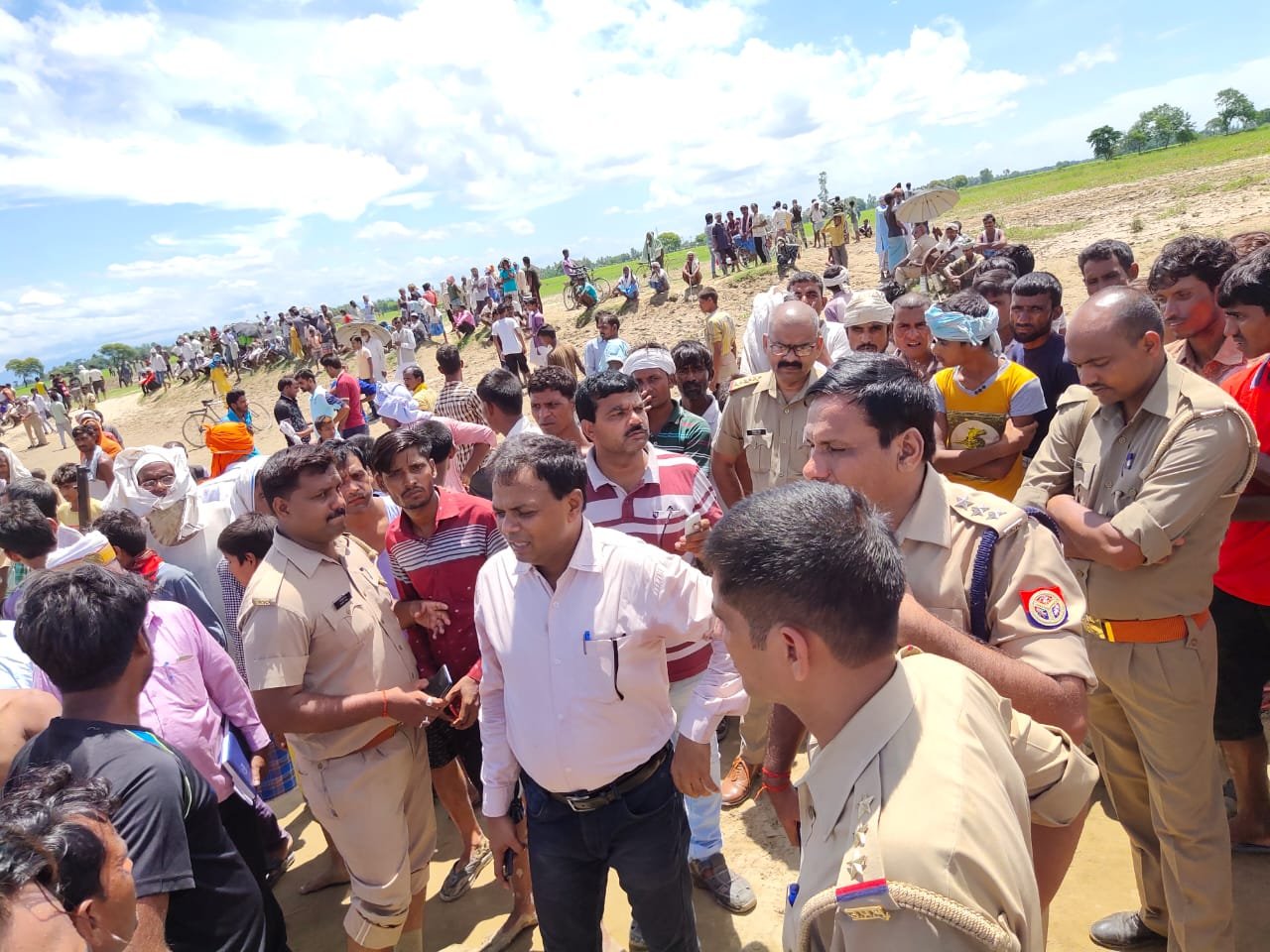 धान रोपाई करने जा रहे किसानों की नाव पलटी, हादसे में वृद्धा की डूबकर मौत, 16 लोगों को रेस्क्यू टीम ने बचाया, दो की तलाश जारी | New India Times