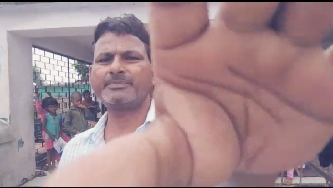 बच्चों को शिक्षा देने के समय फोन पर व्यस्त दिखीं शिक्षका अंशुल त्रिवेदी, पत्रकारों से भिड़े शिक्षक जावेद अहमद, मोबाइल छीनकर फेंकने का किया प्रयास | New India Times