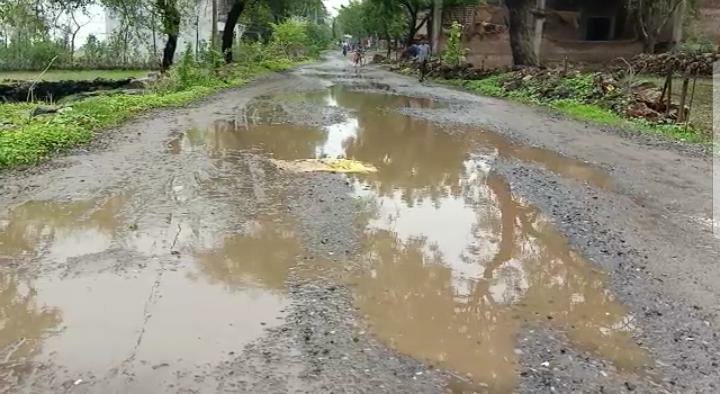 एक गांव ऐसा भी: स्कूल जाने का रास्ता है कीचड़ से लबालब बच्चे हो रहे परेशान 3 एक गांव ऐसा भी: स्कूल जाने का रास्ता है कीचड़ से लबालब बच्चे हो रहे परेशान | New India Times