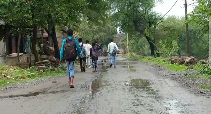एक गांव ऐसा भी: स्कूल जाने का रास्ता है कीचड़ से लबालब बच्चे हो रहे परेशान 2 एक गांव ऐसा भी: स्कूल जाने का रास्ता है कीचड़ से लबालब बच्चे हो रहे परेशान | New India Times