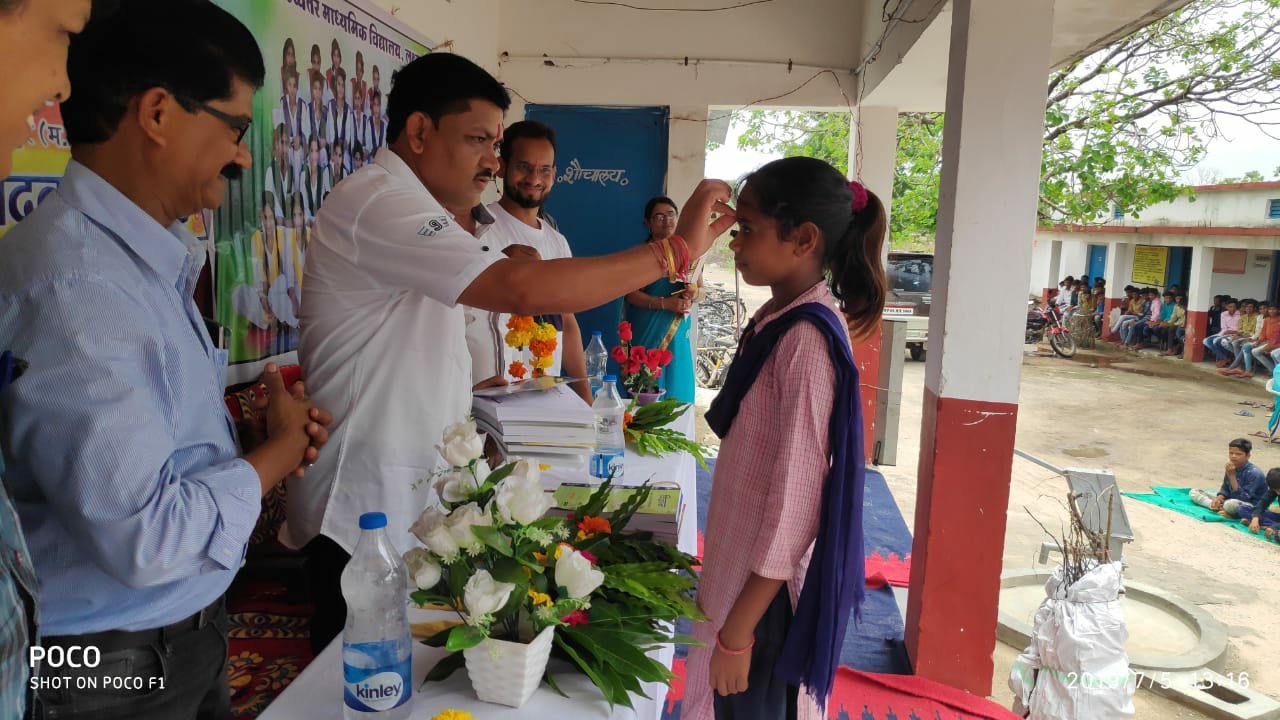 विधायक मुकेश पटेल ने स्कूल के पियून से करवाया कार्यक्रम का श्री गणेश | New India Times