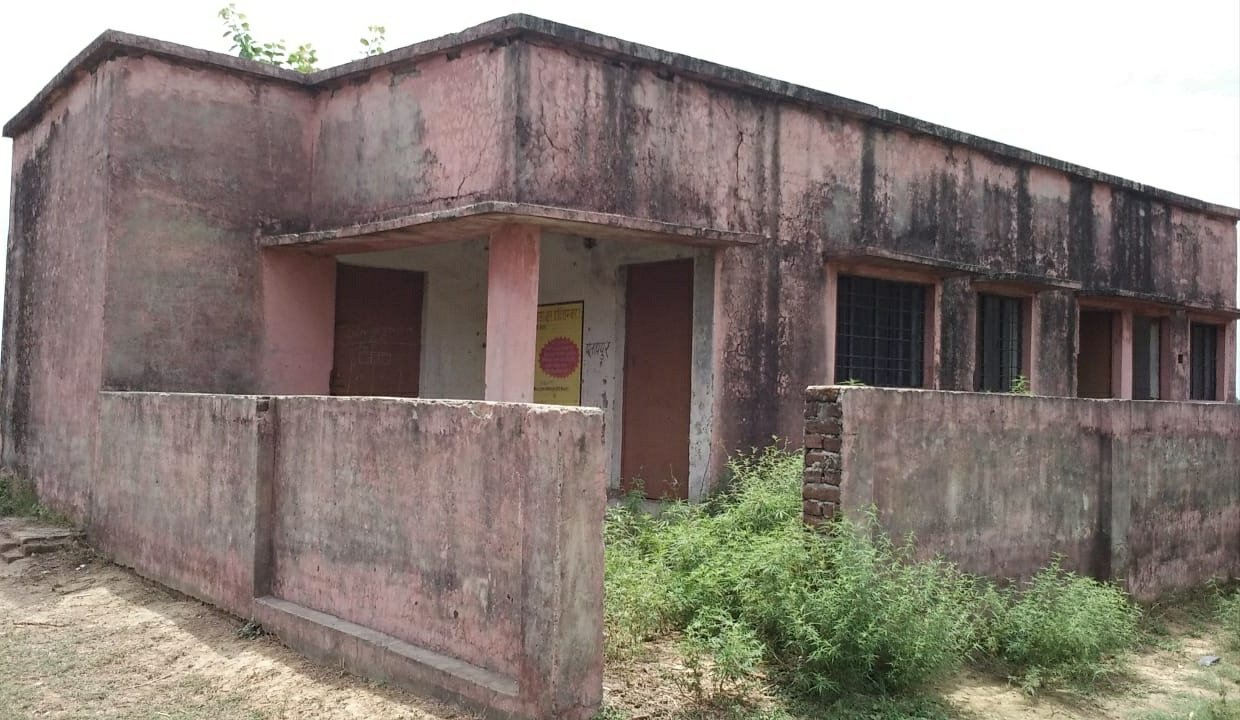 शासन प्रशासन द्वारा बने स्वास्थ्य उपकेन्द्र की इमारतों पर नहीं देता है काेई ध्यान, क्षेत्र की कई ग्राम पचांयतों में स्वास्थ्य उपकेन्द्र की इमारतें हैं गिरने की कगार पर | New India Times