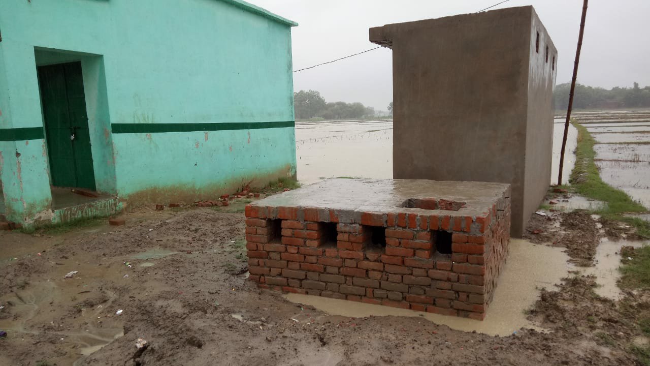 सफाई कर्मचारी होने के बावजूद में बच्चों से लगवाया जा रहा है झाडू, बाउंड्रीवाल की लाखों की रकम डकारने का आरोप | New India Times