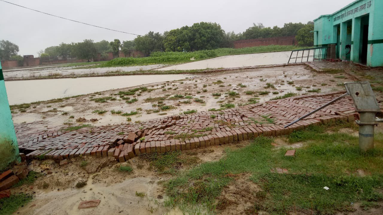 सफाई कर्मचारी होने के बावजूद में बच्चों से लगवाया जा रहा है झाडू, बाउंड्रीवाल की लाखों की रकम डकारने का आरोप | New India Times