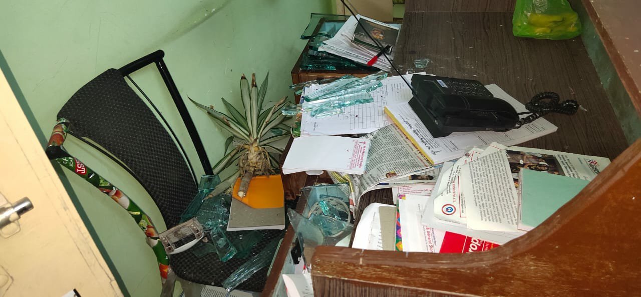 मरीज की अस्पताल में मौत, परिजनों ने लगाया लापरवाही बरतने का आरोप, भीड़ ने की अस्पताल में तोड़फोड़ | New India Times