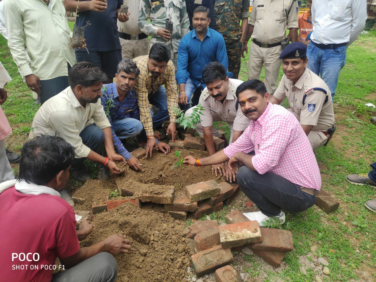 मोहना थाना परिसर में अनुविभागीय अधिकारी पुलिस के नेतृत्व में पुलिस कर्मियों व अन्य लोगों ने किया वृक्षारोपण | New India Times