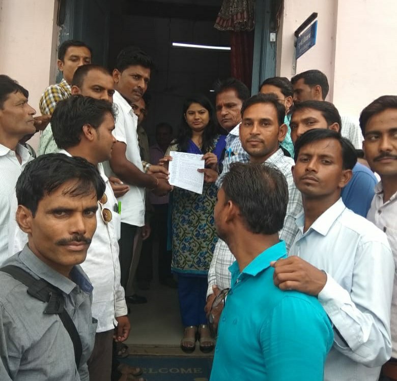 संयुक्त अतिथि शिक्षक संघ ने जिलाधीश और जिला कांग्रेस अध्यक्ष श्री बालमुकुंद सिंह गौतम को सौंपा ज्ञापन | New India Times