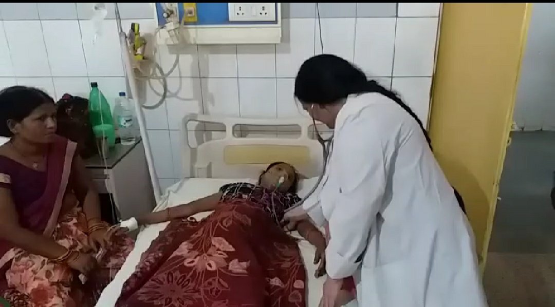 योगी सरकार के बेहतर स्वास्थ्य सेवाओं के दावों की निकली हवा, पुरुष अस्पताल में प्रसूता का हुआ प्रसव, इलाज के अभाव में नवजात की मौत | New India Times