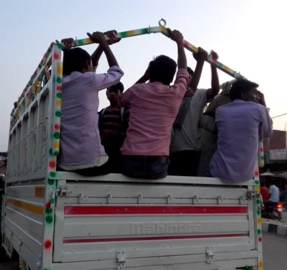 जानलेवा बन रहे हैं डग्गामार वाहन, परमिट से अधिक सवारियां भर रहे हैं चालक, जिम्मेदार बने हुए हैं अंजान | New India Times