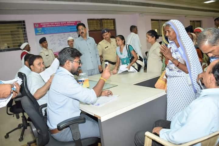 कलेक्टर ने जन-सुनवाई में आए कैंसर पीड़ित को 108 से भेजकर अस्पताल में कराया भर्ती, कलेक्टर ने आवेदकों से चर्चा कर समस्याओं का किया निराकरण | New India Times