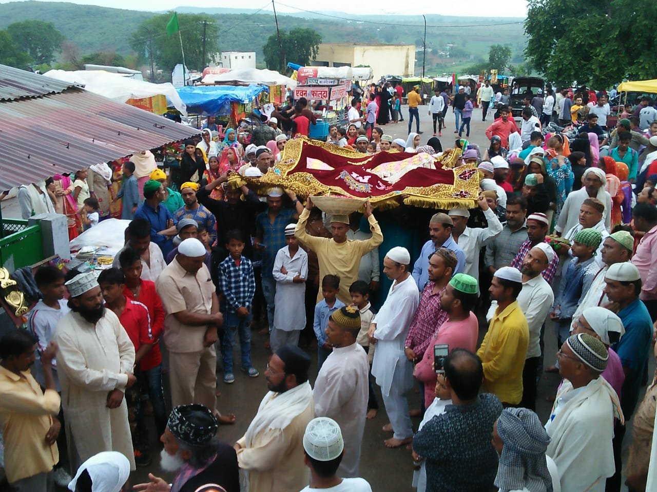 धौलपुर के पहाड़ वाले बाबा को पेश की गई अजमेर से लाई गई चादर | New India Times