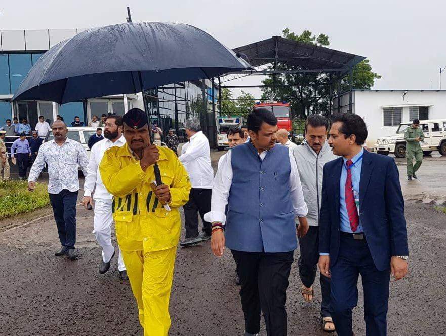 मुख्यमंत्री ने दी गिरीश महाजन को क्लीन चीट: नेताओं की शासक मानसिकता का आधार क्या है??? | New India Times