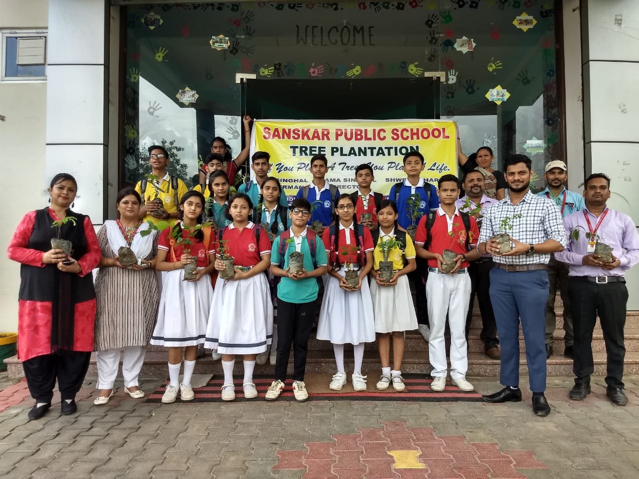 संस्कार पब्लिक स्कूल में पर्यावरण के प्रति विघार्थियों को जागरुक करने के लिए किये गये पौधे वितरित | New India Times