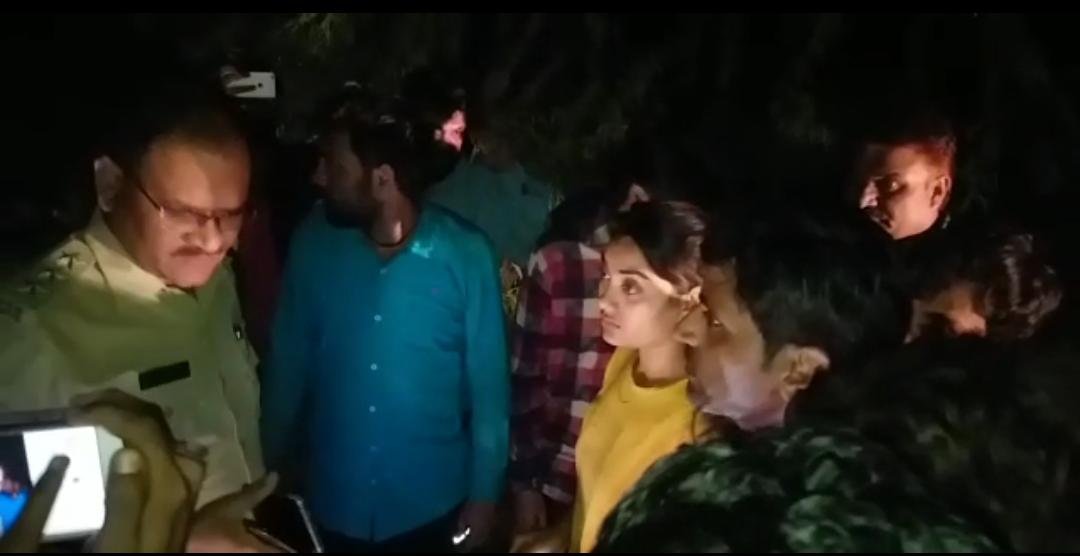 मेघनगर सजेली रेलवे क्रॉसिंग के पास 15 से 20 अज्ञात बदमाशों ने कई वाहनों को लूटा, रोड पर रापी लगाकर दो बस, कार और ट्रकों को लूटा | New India Times