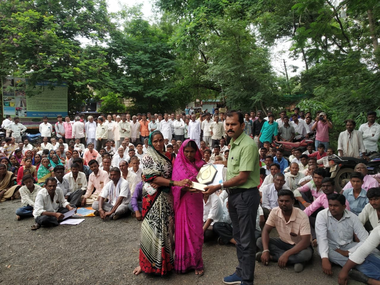 जलगांव जिला के चिंचोली पिंपरी के ग्रामीणों ने वापस किये पुरस्कार | New India Times