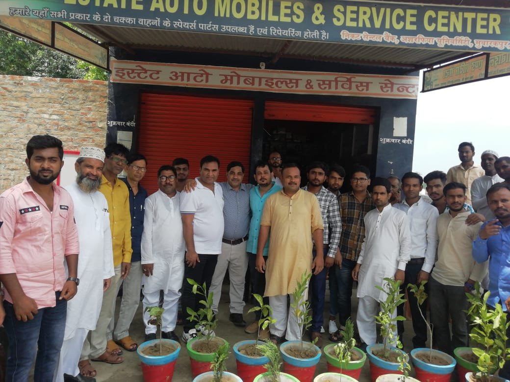 ज़ेवर महल के प्रोपराइटर सुलेमान शमसी व तालीमी बेदारी के अध्यक्ष मसरूर अहमद द्वारा तथा समाज सेवी दुबई के कारोबारी गुड्डू मिर्जा बेग की मौजूदगी में सैकड़ों पौधे लगे गमलों का किया गया वितरण | New India Times