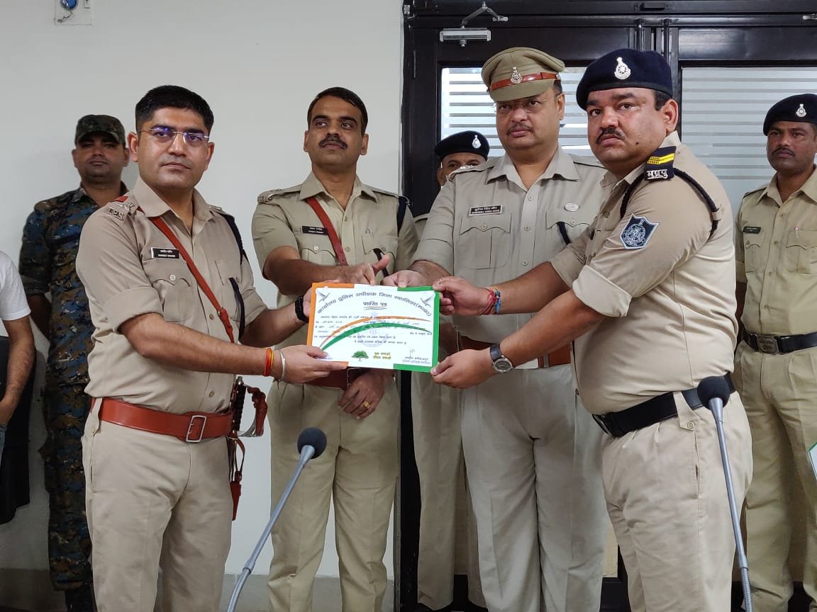 डबरा एसडीओपी कार्यालय में पदस्थ जीतेंद्र तिवारी को एसपी नवनीत भसीन ने किया सम्मानित | New India Times