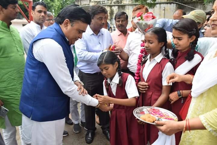 स्वतंत्रता दिवस पर पशुपालन मंत्री श्री लाखन सिंह यादव ने पद्मा कन्या विद्यालय में बच्चों के साथ किया विशेष भोज | New India Times