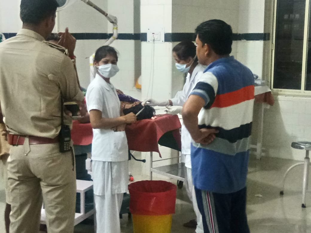 दो गुटों में खूनी संघर्ष, दो महिलाएं गंभीर रूप से घायल, एक की हालत नाजुक | New India Times