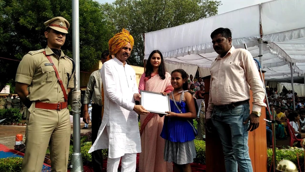 उमा दत्त स्कूल की पांचवीं क्लास की छात्रा को मंत्री भजन लाल जाटव ने किया सम्मानित | New India Times