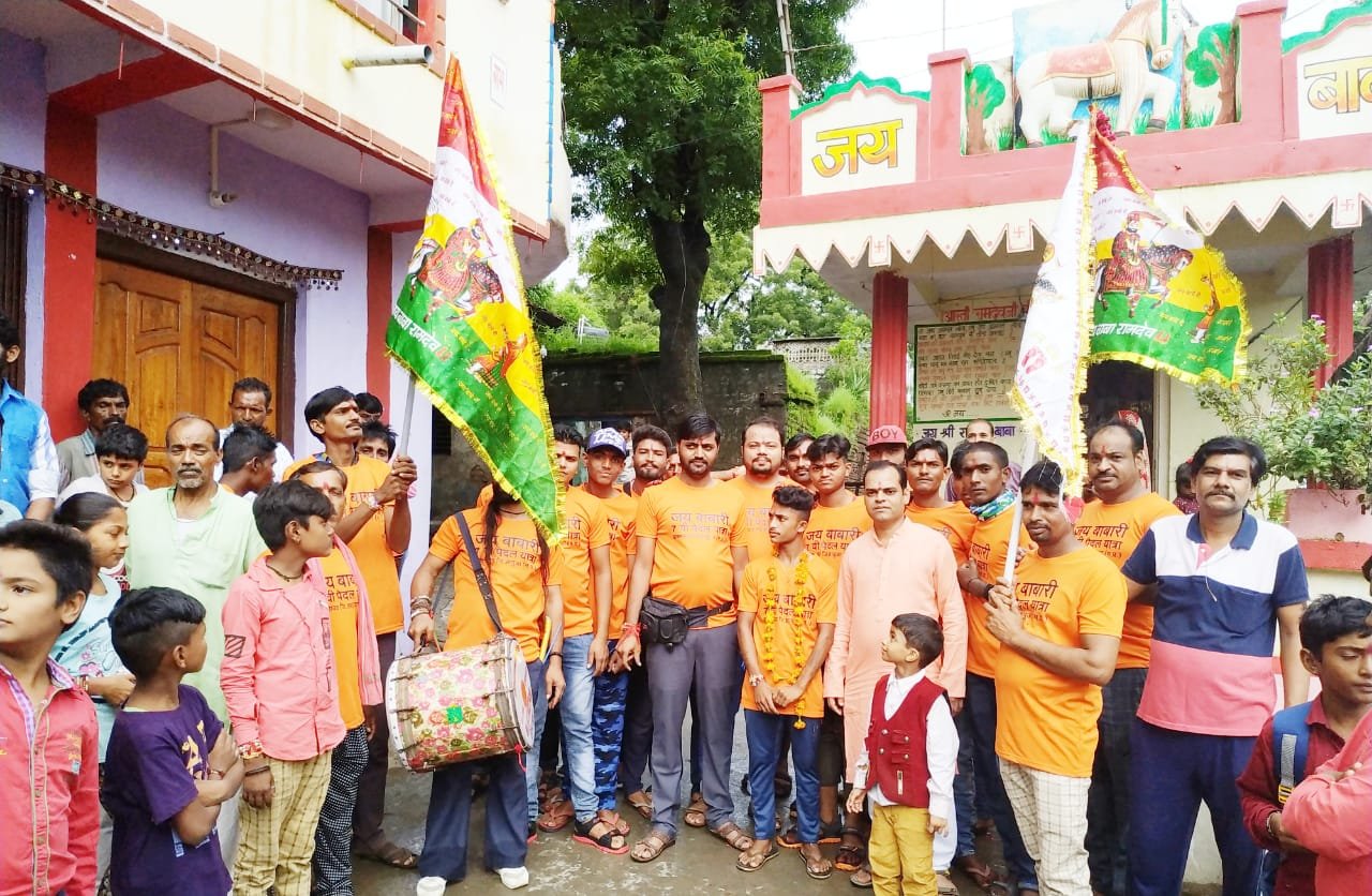 7 वीं पैदल यात्रा के लिए रामदेवरा के लिए 70 पैदल यात्रियों का जत्था हाथों में झंडा लेकर बाबा के जयकारों के साथ झकनावदा से हुआ रवाना | New India Times