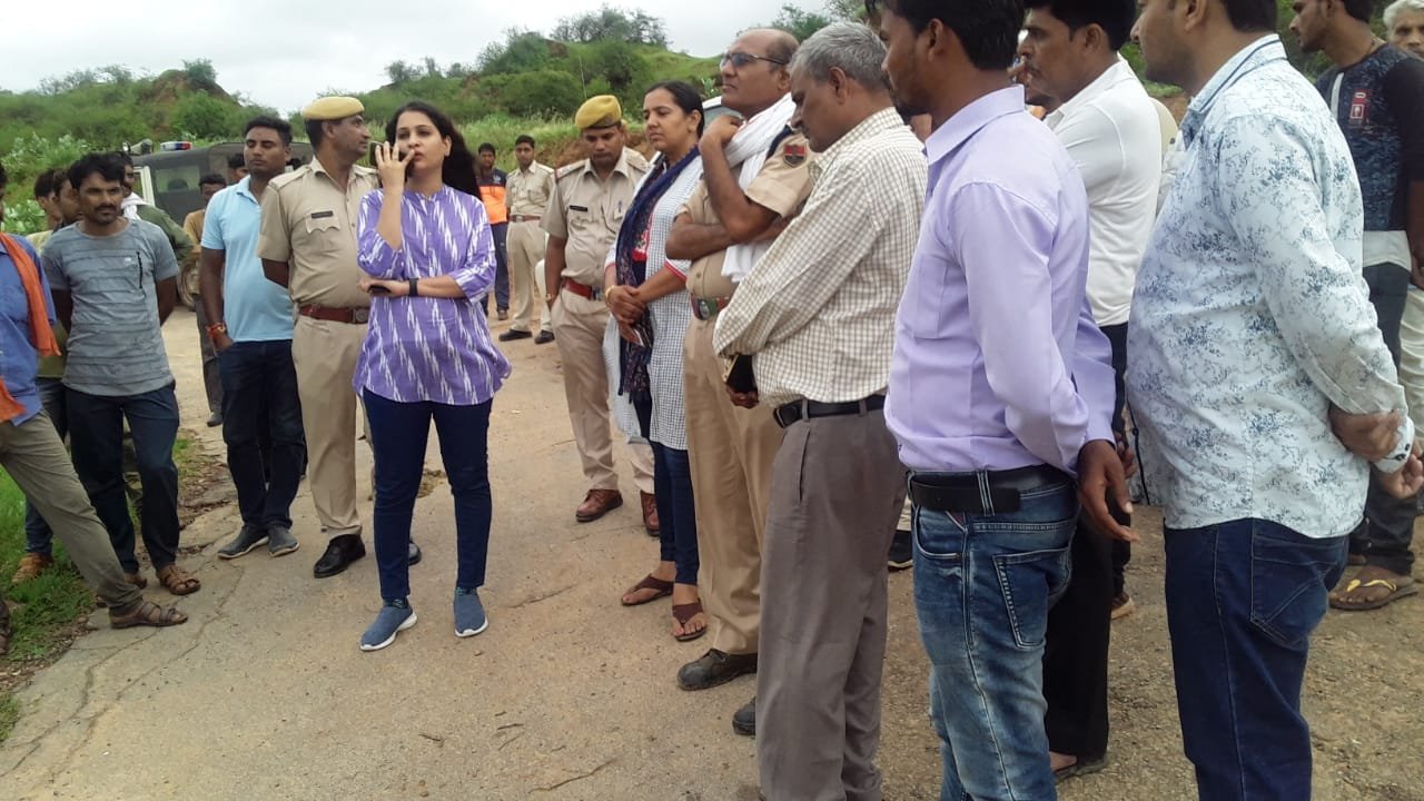कलेक्टर नेहा गिरी ने धौलपुर चंबल किनारे वाले गांवों में जल भराव जैसी स्थिति की सूचना के लिए दूरभाष नंबर 05642.220033 पर देने के दिए निर्देश | New India Times