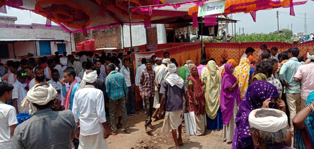 पूर्व मुख्यमंत्री बाबूलाल गौर के निधन का समाचार मिलने के बाद 'आपकी सरकार आपके द्वार, का कार्यक्रम 2 मिनट का मौन रखकर किया गया निरस्त | New India Times