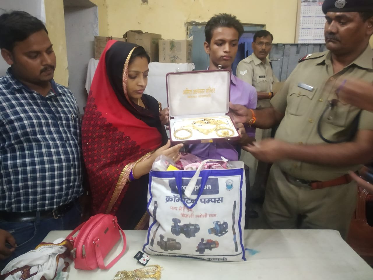 अकबरपुर आरपीएफ के जवानों ने पेश की ईमानदारी की मिसाल, आरपीएफ इंस्पेक्टर ने अपनी ईमानदारी का तोहफा लेने से भी किया इन्कार | New India Times