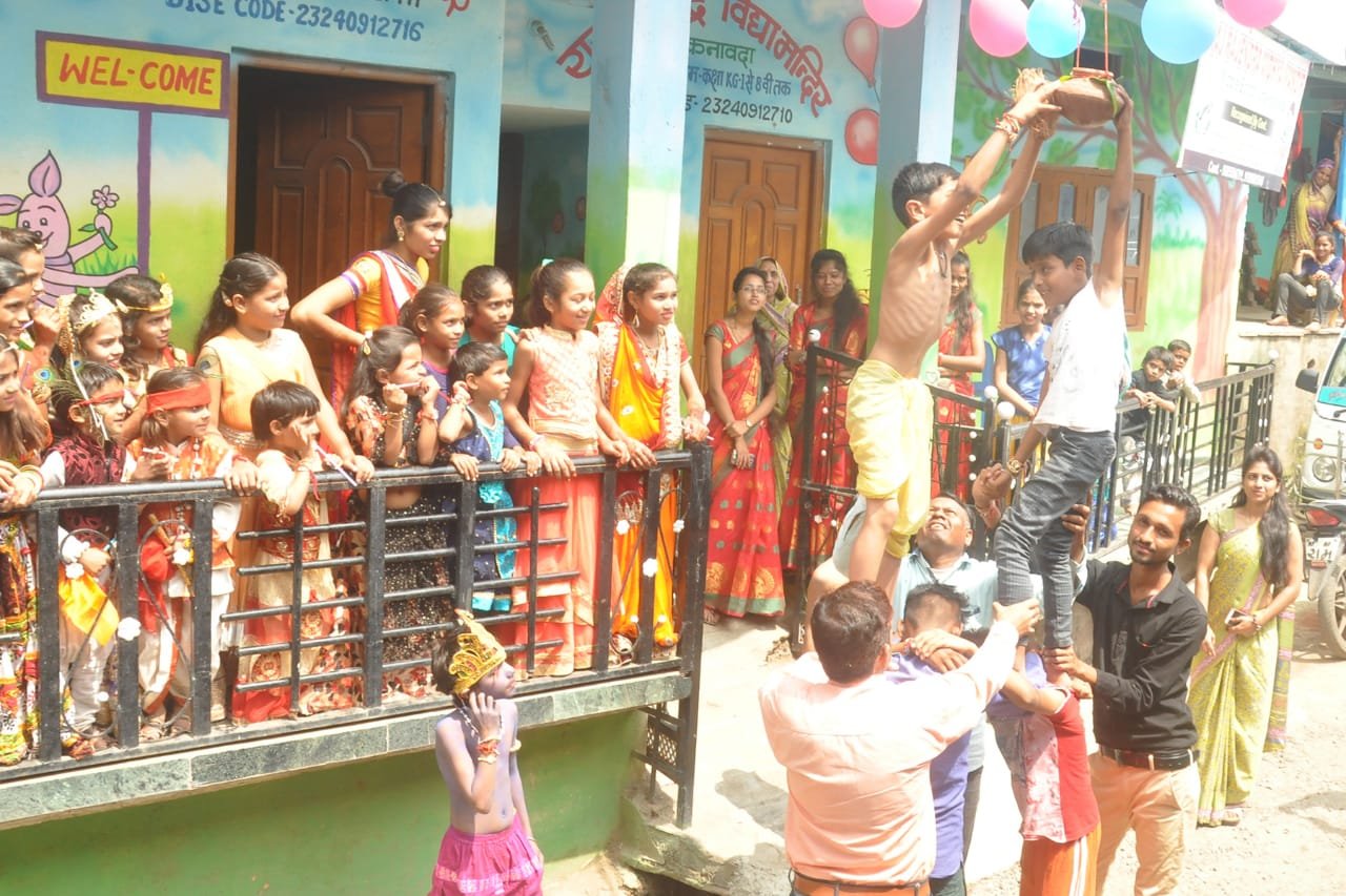 श्री राजेन्द्र विघा मंदीर में मनाया गया श्री कृष्ण जन्म महोत्सव, स्कुली बच्चों ने राघा-कृष्ण बन की आरती | New India Times