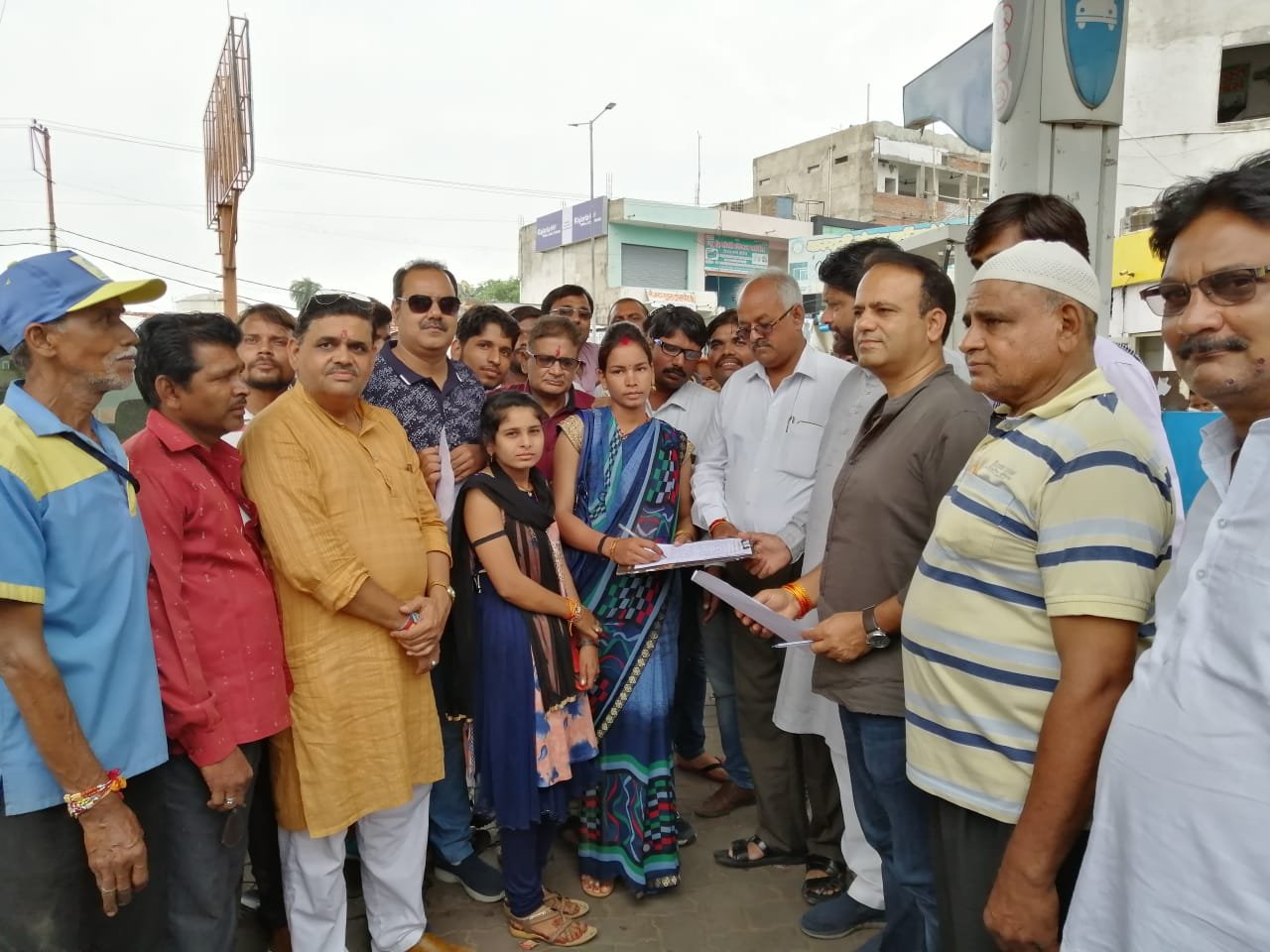 पेट्रोल-डीज़ल को जीएसटी में सम्मिलित करने की मांग को लेकर कांग्रेसियों ने चलाया हस्ताक्षर अभियान | New India Times