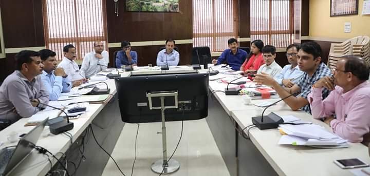 शासकीय भूमि को बेचने वाले कॉलोनाइजरों के विरूद्ध की जायेगी रासुका की कार्रवाई, कलेक्टर ने राजस्व प्रकरणों की समीक्षा के दौरान अधिकारियों को दिए निर्देश | New India Times