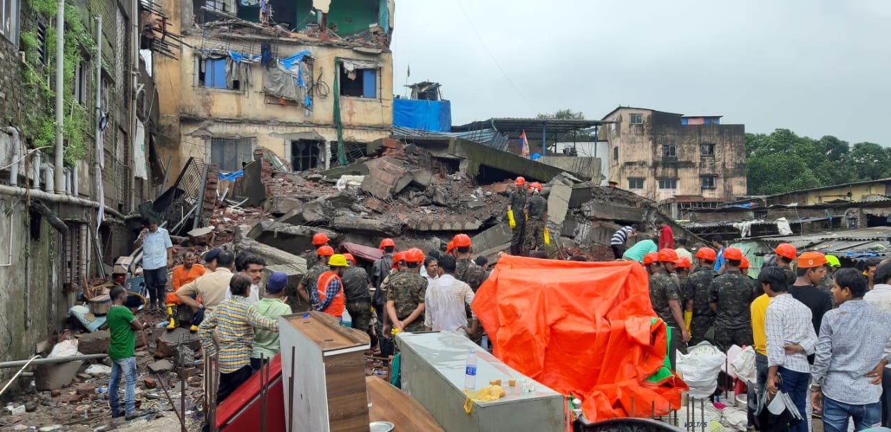 महाराष्ट्र के भिवंडी में मात्र 6 सेकेंड में गिरी चार मंजिले की बिल्डिंग, दो की मौत, सात जख्मी, घायलों में दो अग्निशमन दल के जवान शामिल, बिल्डिंग से बाइक निकलने के चक्कर में गई दोनों की जान, 31 लोगों को दिया नोटिस, मनपा ने पहले ही खाली करा लिया था बिल्डिंग | New India Times