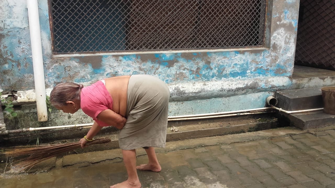 पति की मौत के बाद बेटों और बेटियों ने भी छोड़ा बुजुर्ग मां को अकेला, अपने ऊपर हो रहे सभी जुल्म सहकर बेबसी भरी जिन्दगी काटने को मजबूर है बुजूर्ग | New India Times