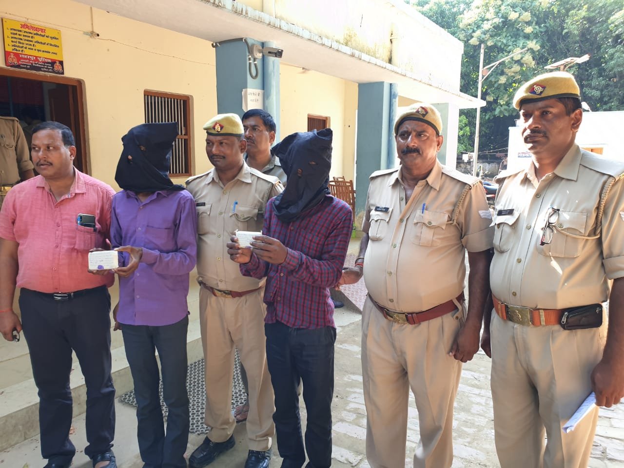 लहरपुर कोतवाली क्षेत्र के लहरपुर- भदफर मार्ग पर लैपटॉप व मोबाइल लूटने वाले दो बदमाश गिरफ्तार | New India Times