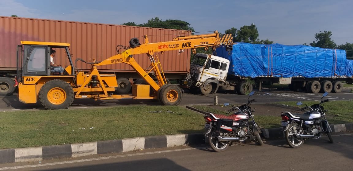 बड़ी दुर्घटना को दावत दे रहे सड़क पर बने गड्ढे, प्रतिदिन लाखों रुपए टोल टैक्स वसूलने के बावजूद भी एनएचआई नहीं दे रहा है ध्यान | New India Times