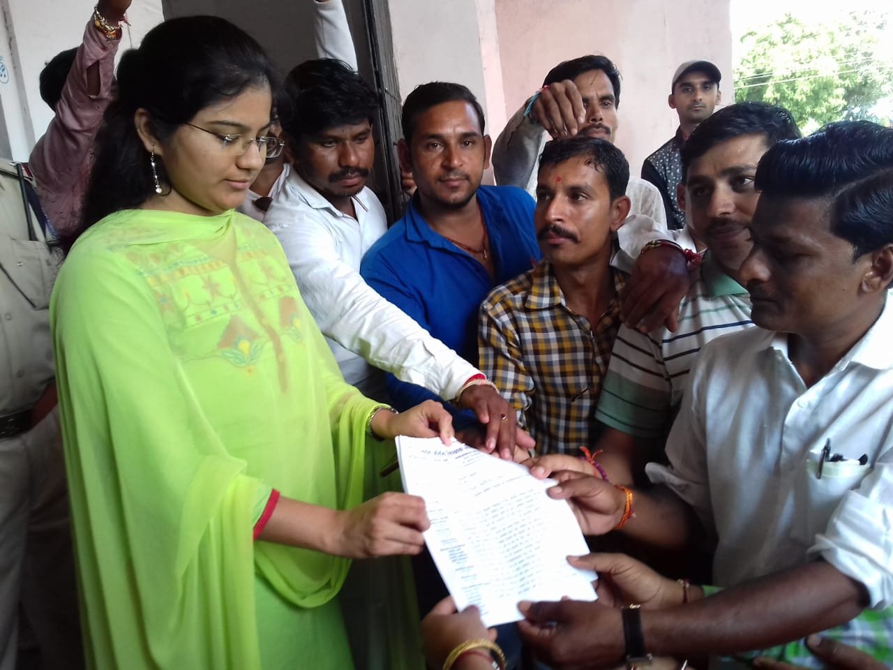 संयुक्त अतिथि शिक्षक संघ ने विभिन्न मांगों को लेकर धरना-प्रदर्शन कर मुख्यमंत्री के नाम कलेक्टर को सौंपा ज्ञापन | New India Times