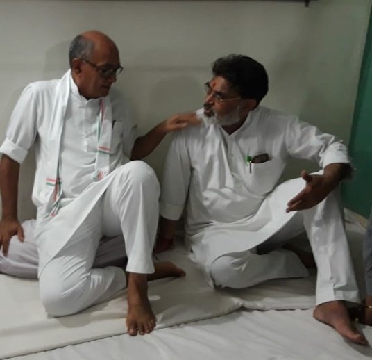 पूर्व मुख्यमंत्री दिग्विजय सिंह ने ग्वालियर में कांग्रेसी नेता राजेन्द्र सिंह नाती से भेंट कर उनके माता जी को दी श्रद्धांजलि | New India Times